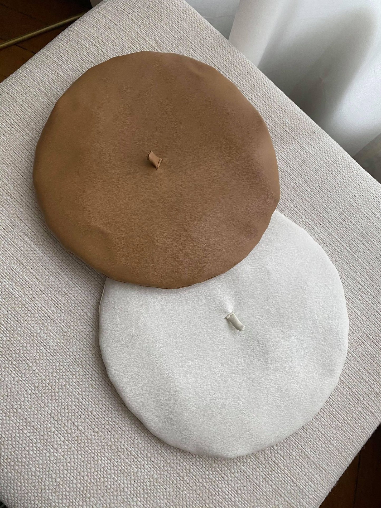 BÉRET EN SIMILICUIR
