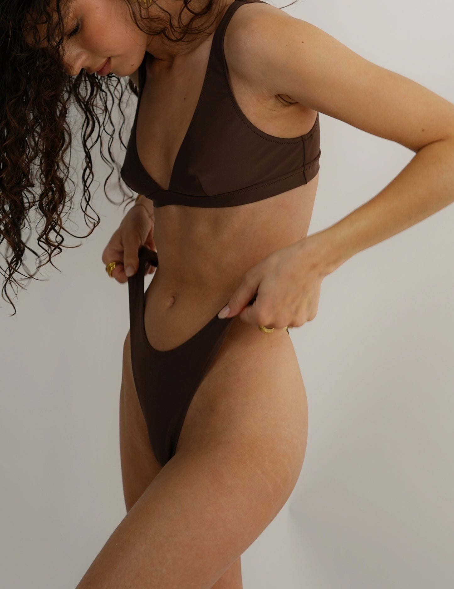 Maillot de bain fait main en France. String noir échancré aux cuisses et au ventre. Brassière avec bon maintien. Decollété devant et dos. Élastique sous poitrine. coloris marron. 
